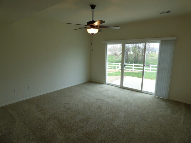 Building Photo - 4 Bed / 2.5 Bath Home in Windsor!