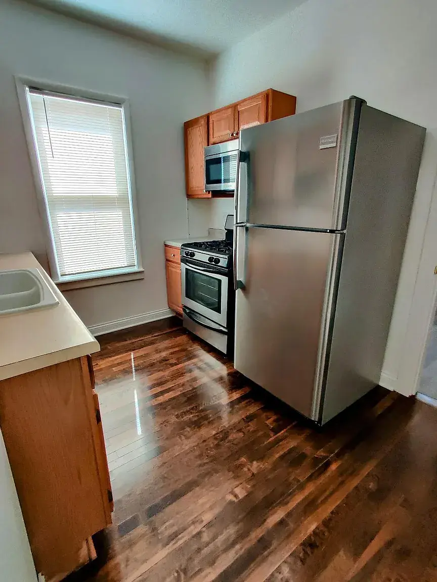 kitchen - 5524 N Mont Clare Ave