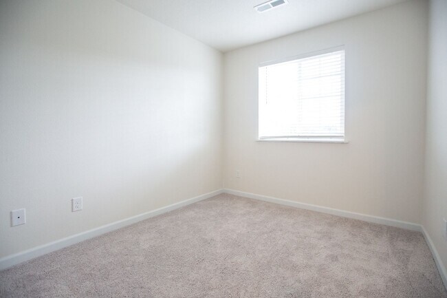 Building Photo - Fully remodeled 3 Bedroom 2.5 Bath in Gast...