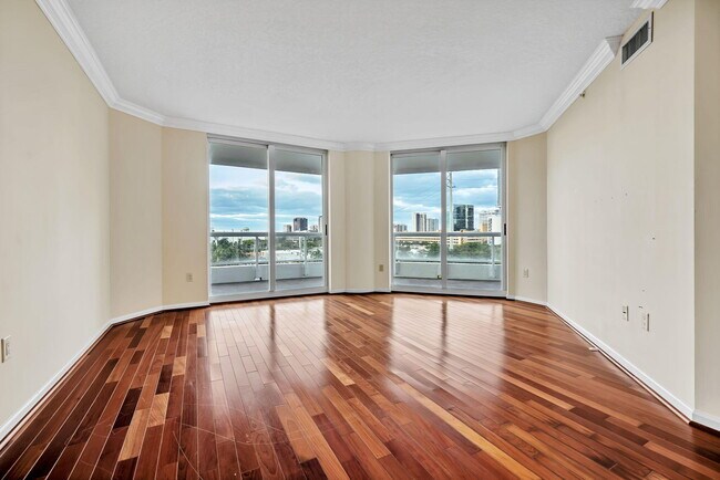 Building Photo - 401 SW 4th Ave