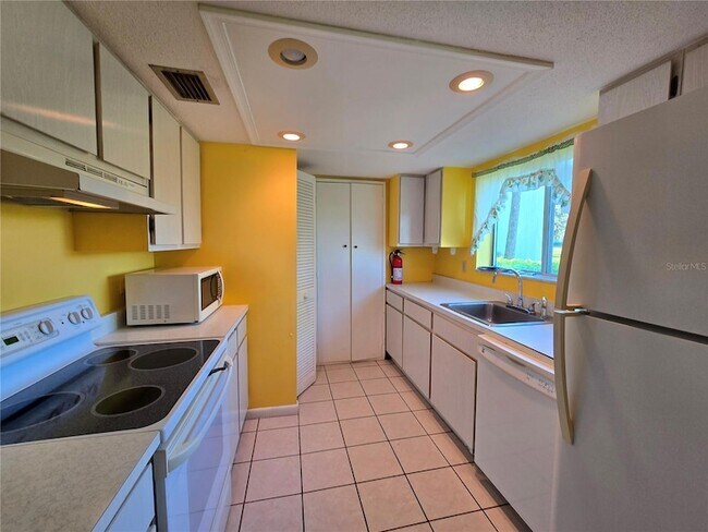 Building Photo - 582 Fairways Cir