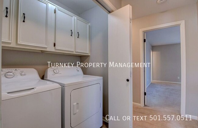 Building Photo - 2 Forest Maple Ct