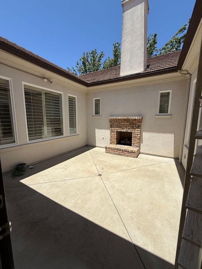 Building Photo - 4 bed, 3 1/2 bath beautiful home Wood Ranc...