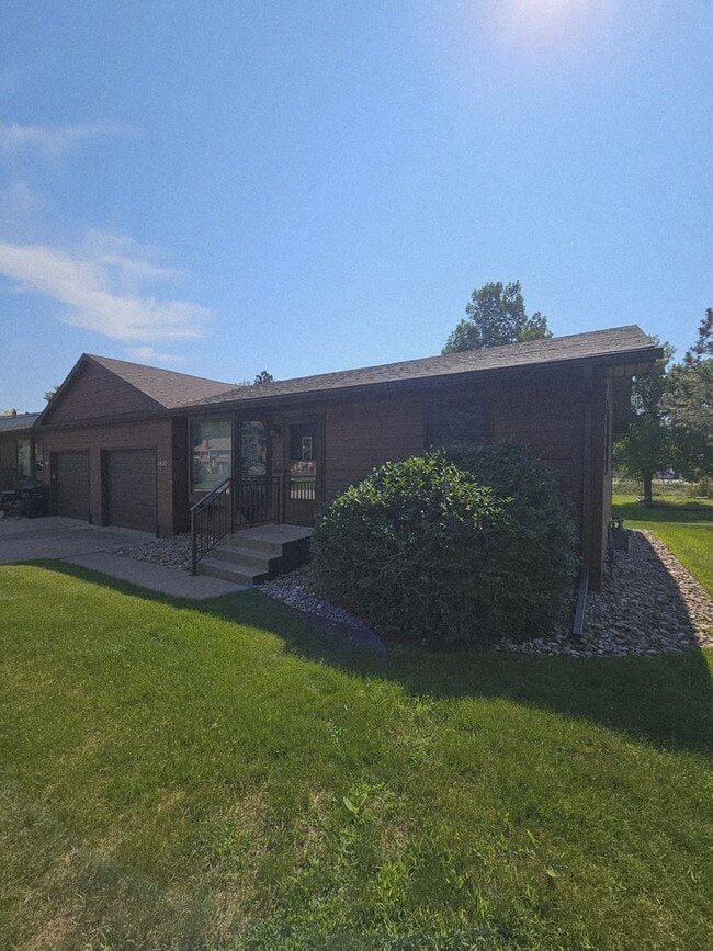 Building Photo - 2 BEDROOM | 1 BATH | SINGLE LEVEL | GARAGE...