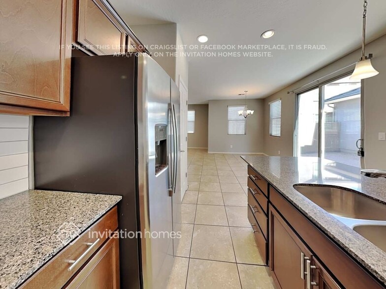 Building Photo - 225 N Sandal