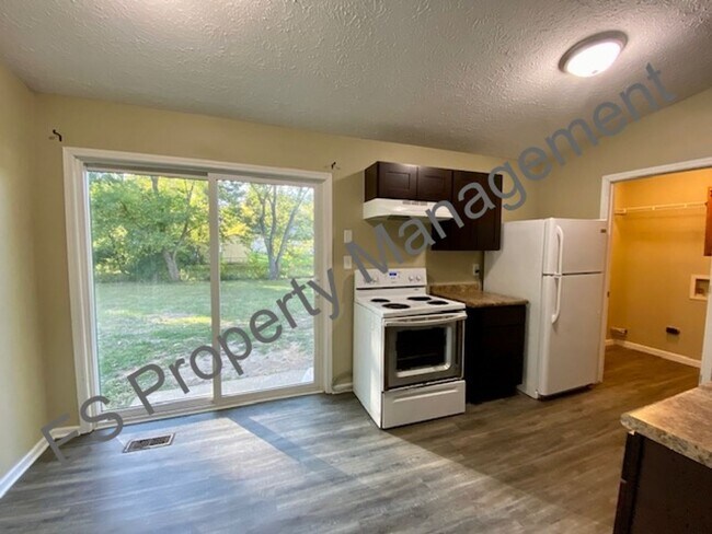 Building Photo - 3 Bedroom 1 Bathroom Ranch Style Home in Perry Township!
