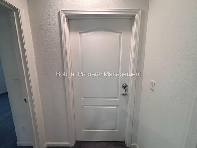 Building Photo - Large Home in Dayton with Mother In Law Quarters