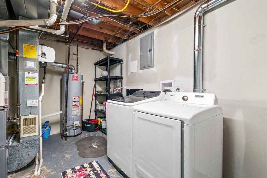 Building Photo - 38887 Country Cir