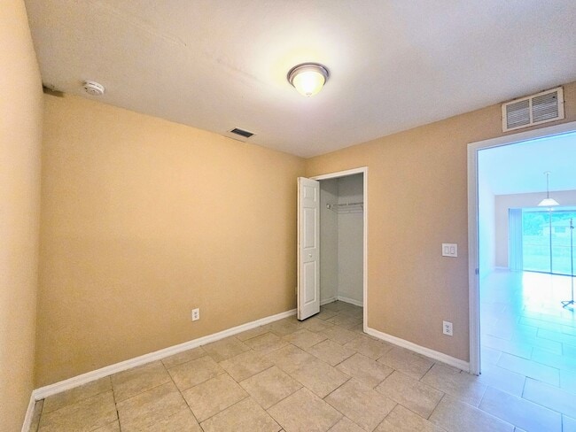 Building Photo - Move-in Ready 3 BR & 2 BA