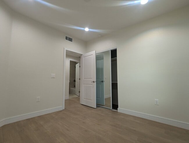 Building Photo - 14411 Vanowen St