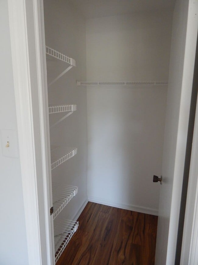 Building Photo - Cozy TH in Great Alexandria Location!