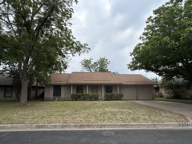 Building Photo - 1805 Broadmoor Dr