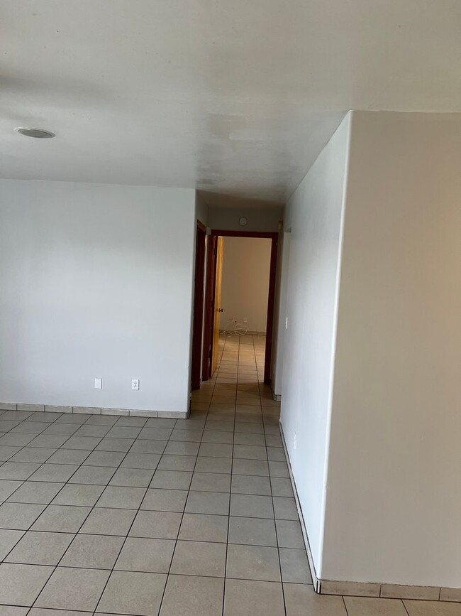 Building Photo - 3 BEDROOM, 2 BATH HOME WITH TILE THROUGHOUT & CLOSE TO THE TURNPIKE