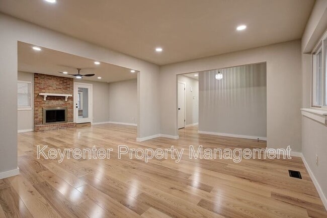 Building Photo - 314 N Lakeside Terrace