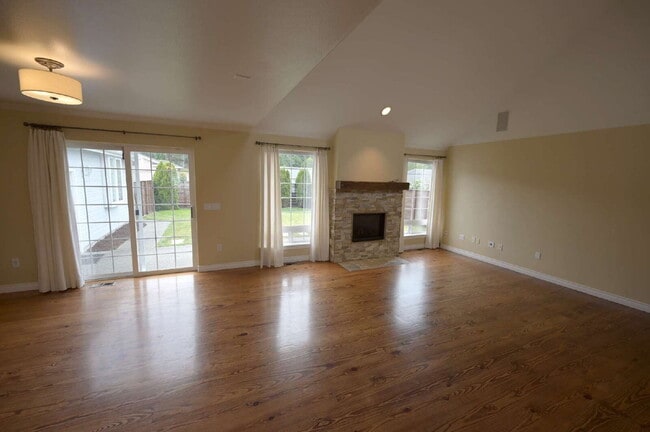 Building Photo - 3 bed 2 bath home near Carrie Blake Park, ...