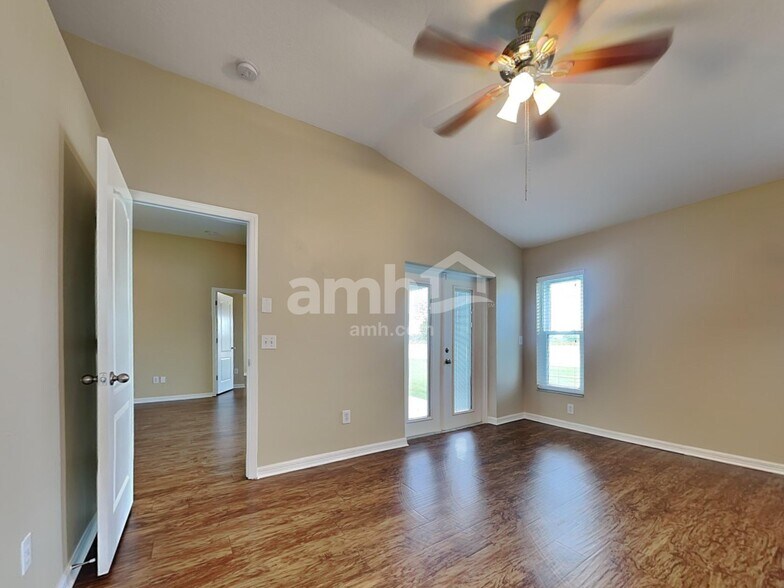 Building Photo - 4214 Hartford Lake Dr