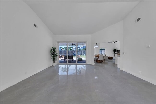 Building Photo - 9585 Carousel Cir S