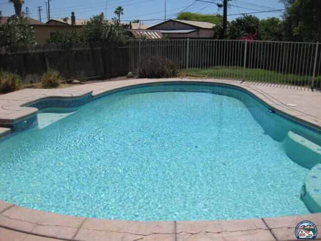 Building Photo - 1661 Yucca Dr