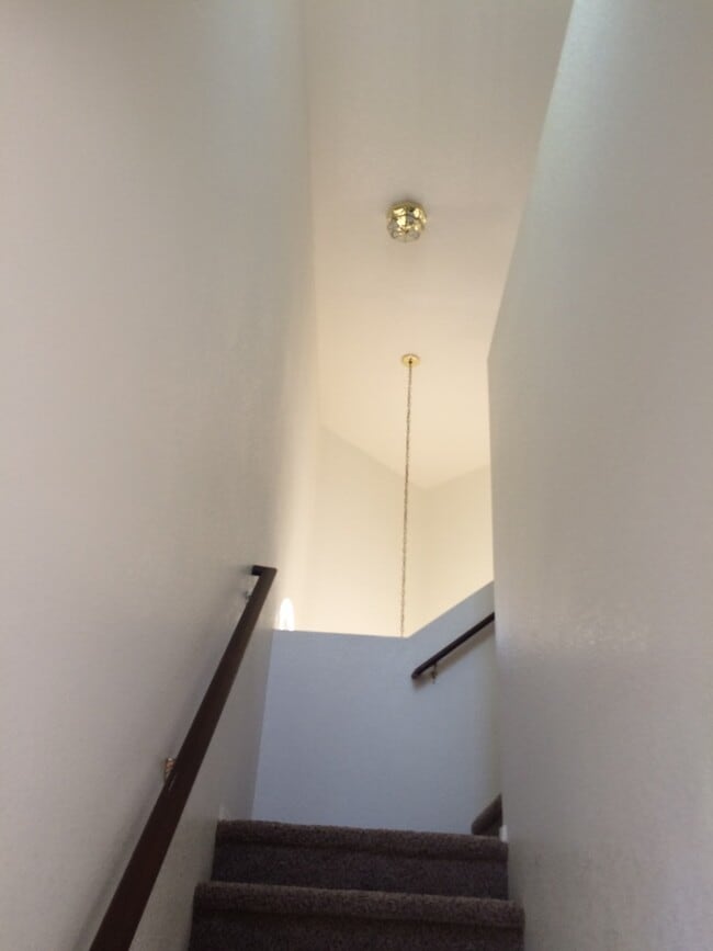 Building Photo - Under Market Rate! 3 bedroom 2 bath Townho...