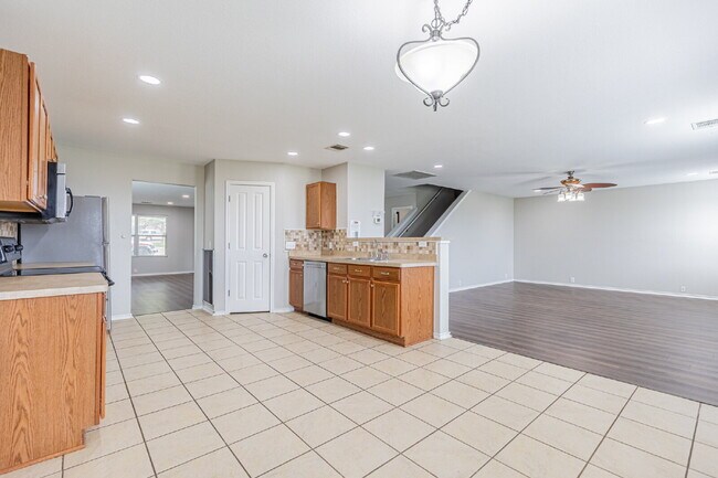 Building Photo - 6117 Tamaron
