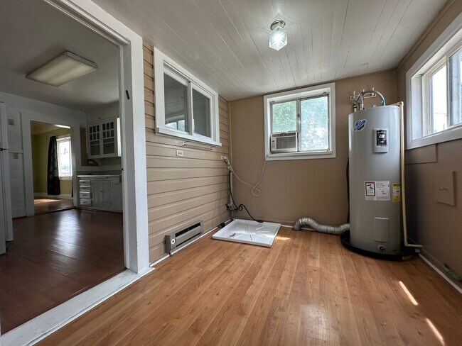 Building Photo - 2bed, 1bath 1,186sq.ft. home with large de...