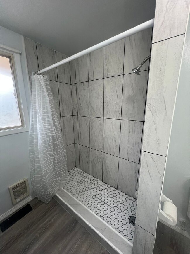 Building Photo - Newly Renovated 4 Bedroom, 2 Bathroom Home - Located in Moyina Heights!