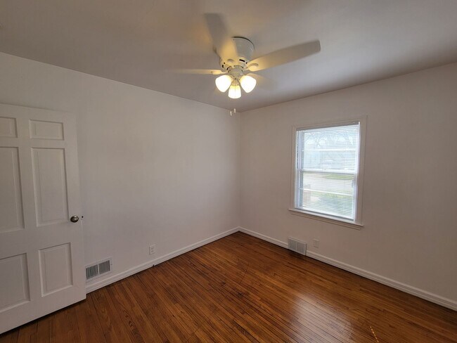 Building Photo - 3 Bed 2 Bath House