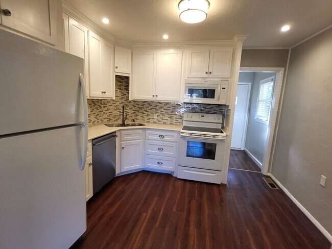 Building Photo - Beautiful 3 bedroom house with granite countertops and central heat and air