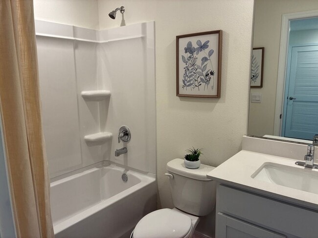 Building Photo - 3 bedroom, 2.5 bath Townhome