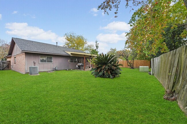 Building Photo - 10031 Spotted Horse Dr