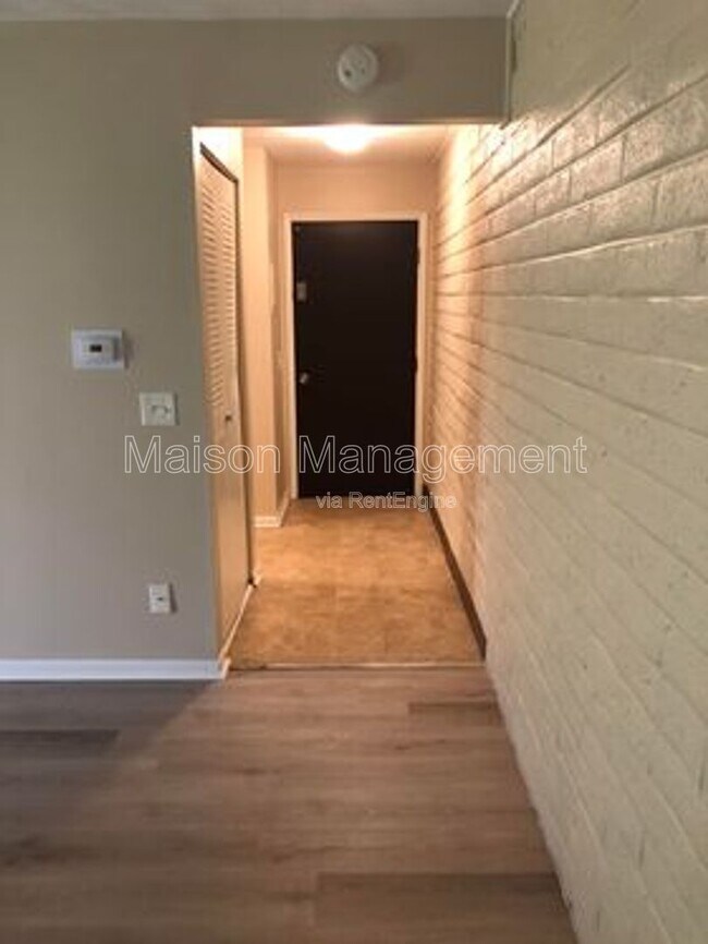 Building Photo - 17 Stenwick Dr