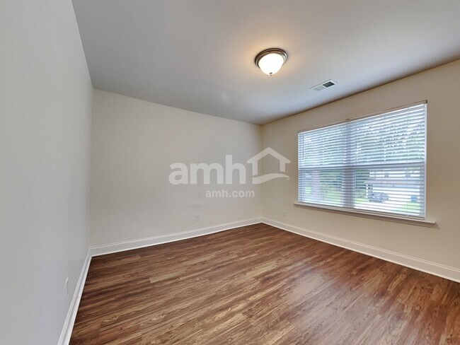 Building Photo - 215 Swan Dr