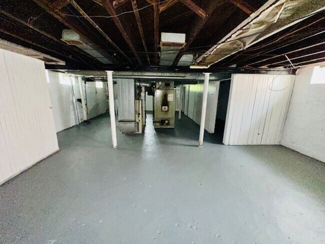 Building Photo - 15895 Cloverlawn Ave
