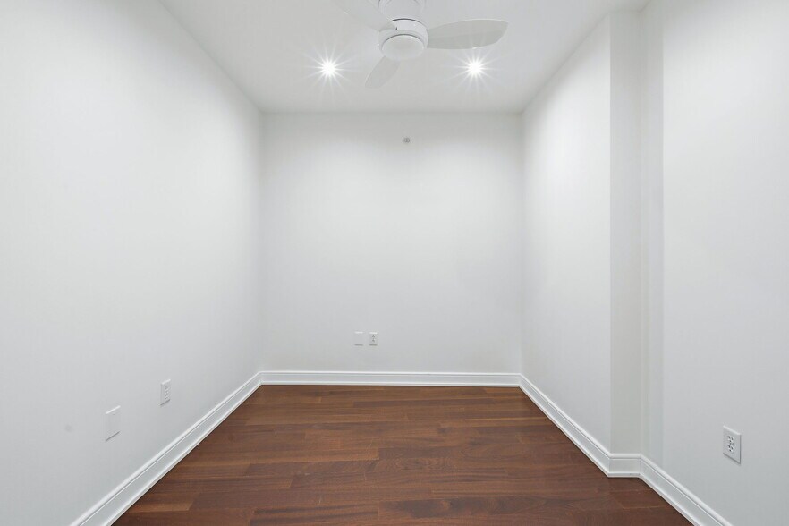 Building Photo - 1111 19th St N