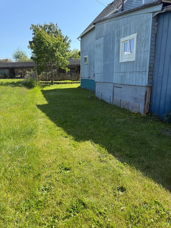 Building Photo - 3bd 1 1/2 ba