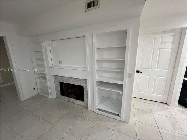 Building Photo - 5063 Heatherhill Ln