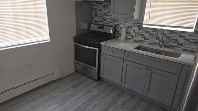 Building Photo - 14605 Des Plaines St