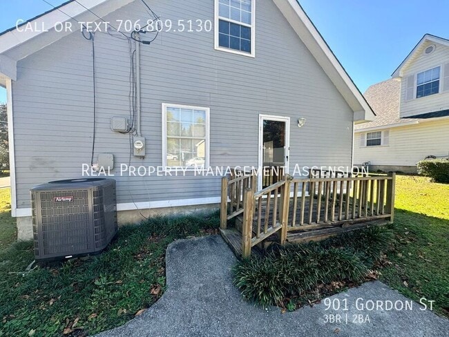 Building Photo - 901 Gordon St