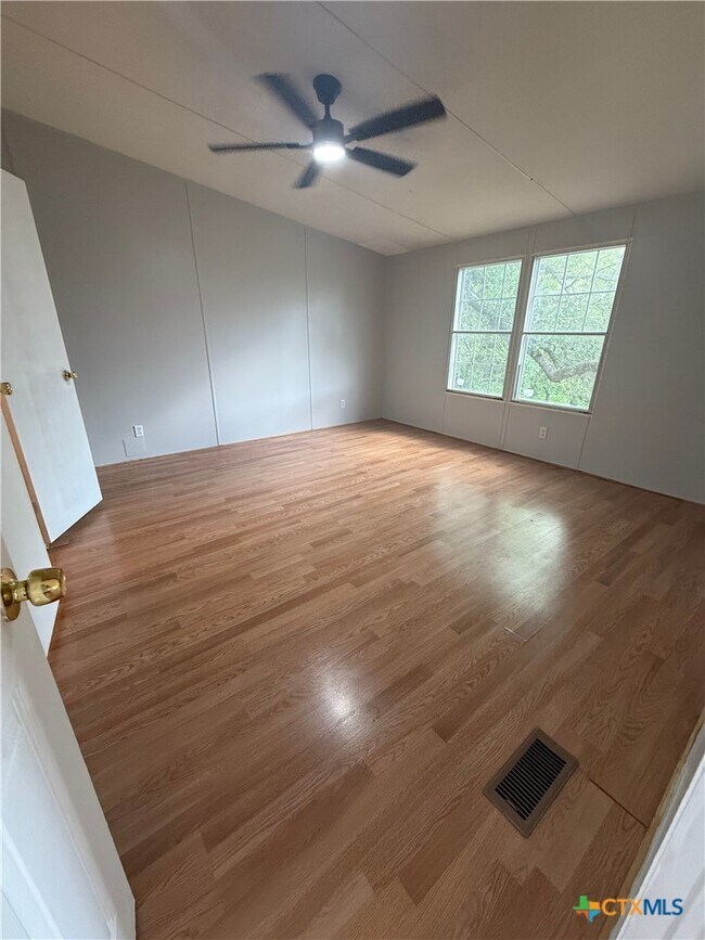 Building Photo - 156 Sonnyland Dr