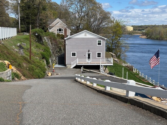 Building Photo - 250 River Rd