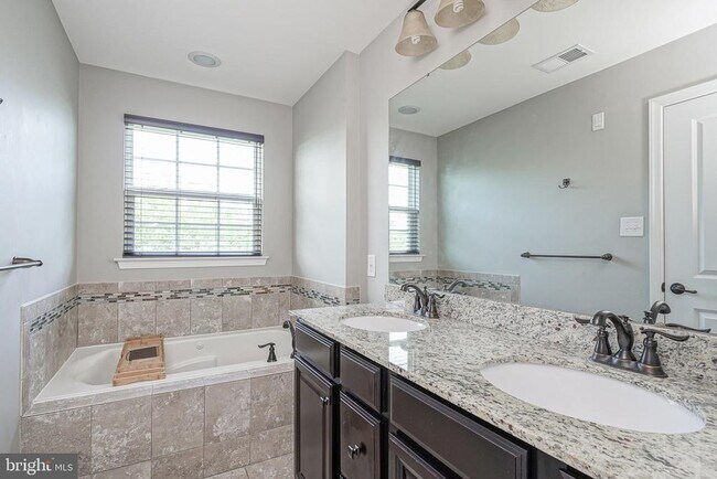 Building Photo - 1048 Regency Pl
