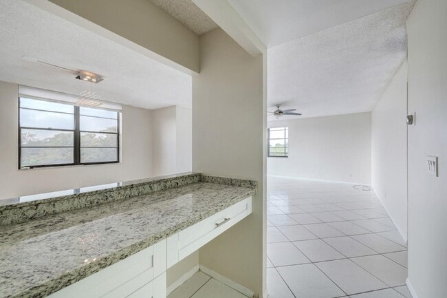 Building Photo - 3900 N Hills Dr