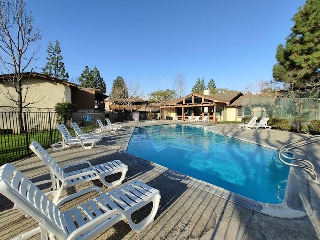 Building Photo - U{COMMING - PEACEFUL 2BD/2BA CONDO NEAR THE PARK  refrigerator