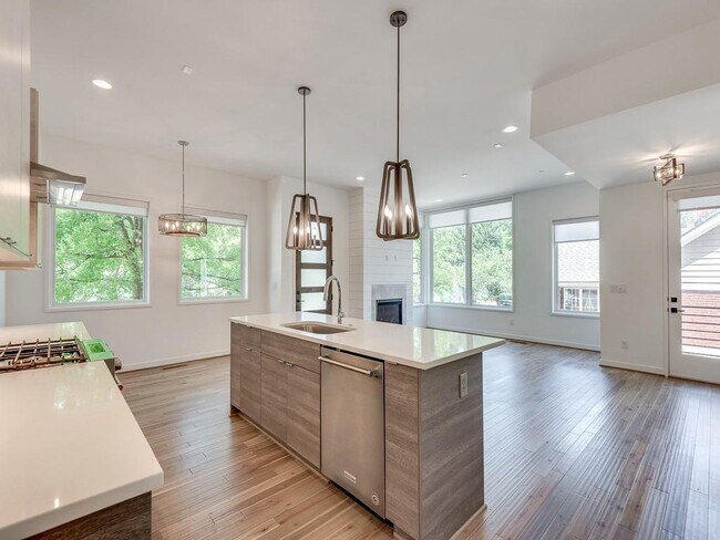 Building Photo - 520 Wabash Ave NE