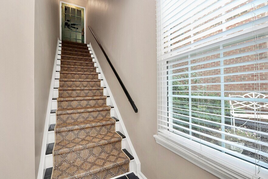 Building Photo - 9214 Kings Canyon Dr
