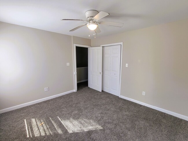 Building Photo - Remodeled rowhouse in Manchester
