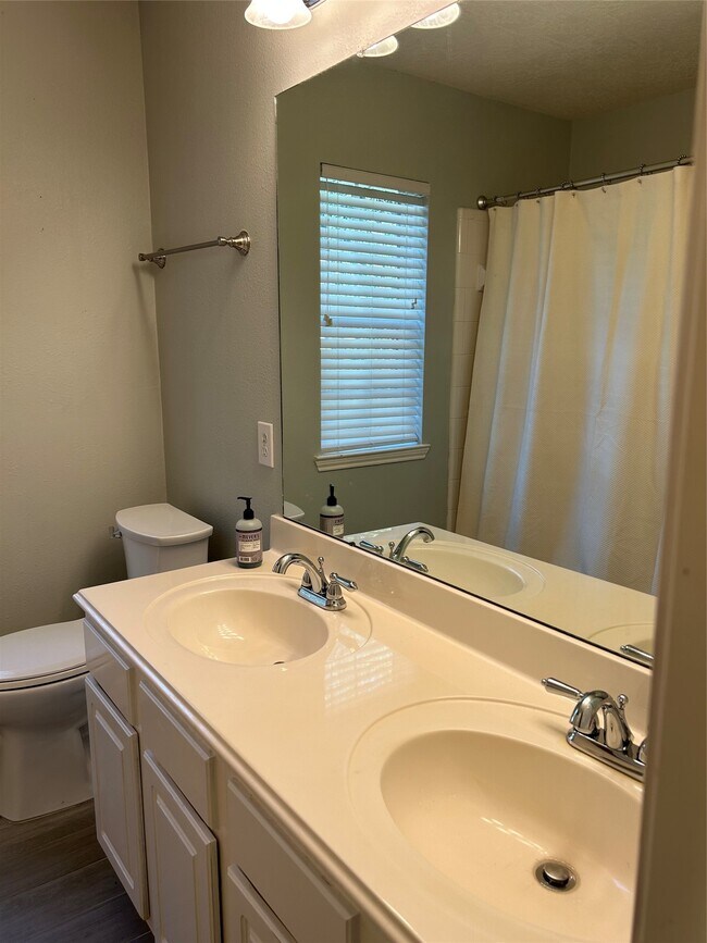 Building Photo - 18419 Autumn Park Dr