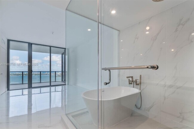 Building Photo - 700 NE 24th St