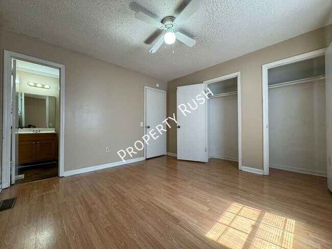 Building Photo - 1620 Hickory Pl