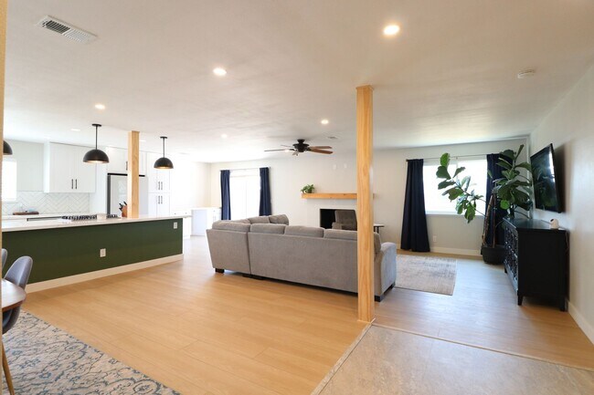 Building Photo - 586 Poppy Ln